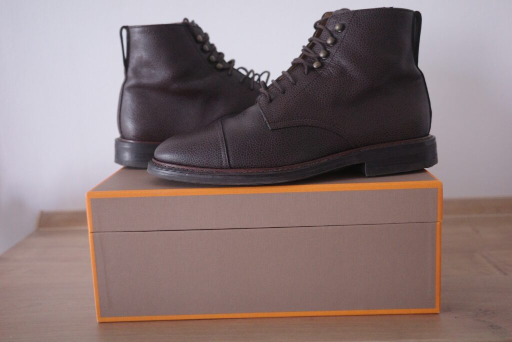 Obuv Myrqvist Abisko Grain Leather stojící na krabici Myrqvist